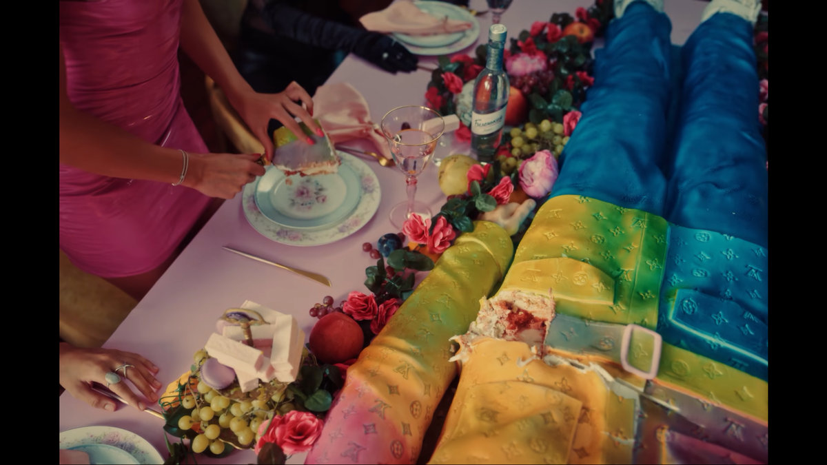 На этой картинке можете наблюдать Кридоторт и бутылочку «Беленькой», которая уютно устроилась где-то в районе его коленей