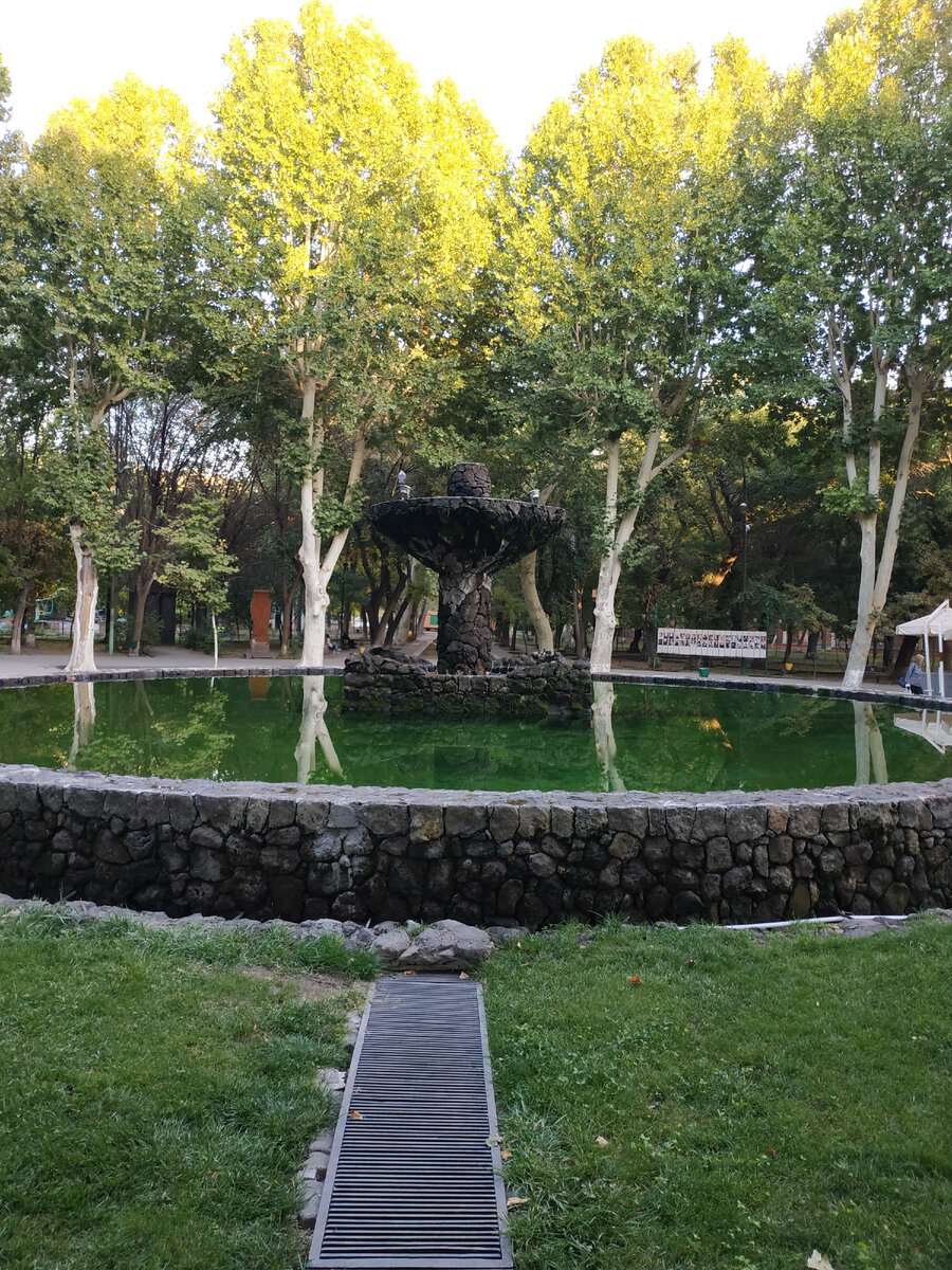 Каменный фонтан Английского парка. Авторское фото.