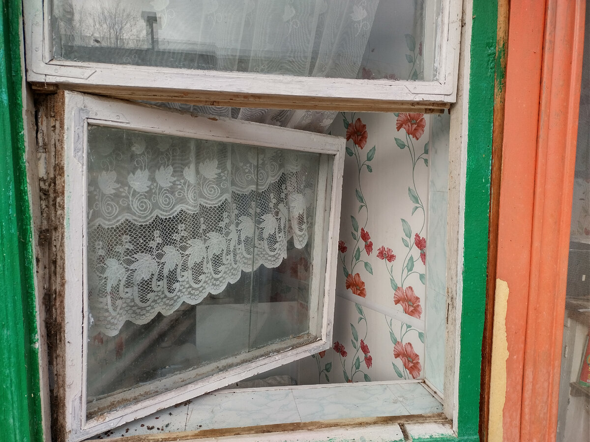 Вот в эту щелочку я пролезала. В цветочек - это внутренняя дверь, а не стенка