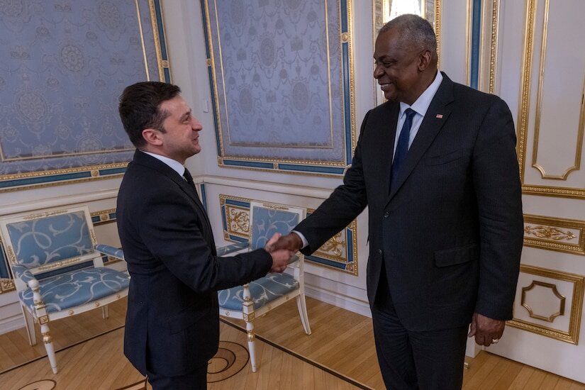 Дяденька, возьмите меня в НАТО! Фото Пентагона. https://www.defense.gov/News/News-Stories/Article/Article/2815626/austin-works-with-allies-partners-to-deter-russian-malign-activities/
