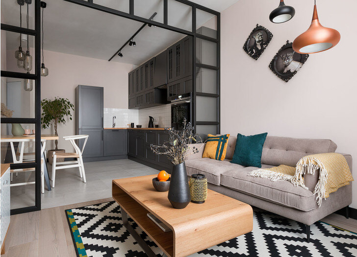 Площадь этой киевской квартиры — 49 кв. м. Работа Виктории Витковской и Виктории Ступак. 
Фрагмент гостиной. Подвесной светильник, Light Years.