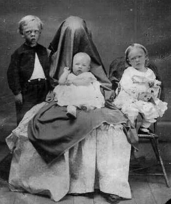 женщина с закрытым лицом на фото