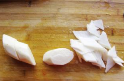 Нарежьте как можно тоньше, чтобы ямс быстро прожарился.