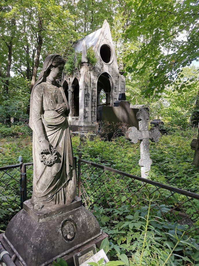 Дореволюционная статуя скорбящей матери над могилой мальчика, умершего в 1930х годах. Памятник каррарского мрамора (!) Новодевичье кладбище СПб