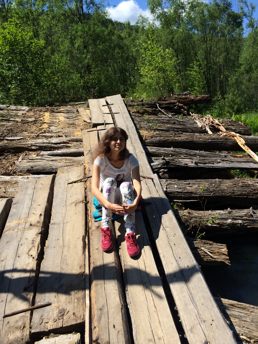 Вот такая я была при весе 42 кг. Ужасные волосы, но сейчас  это прошлом. 