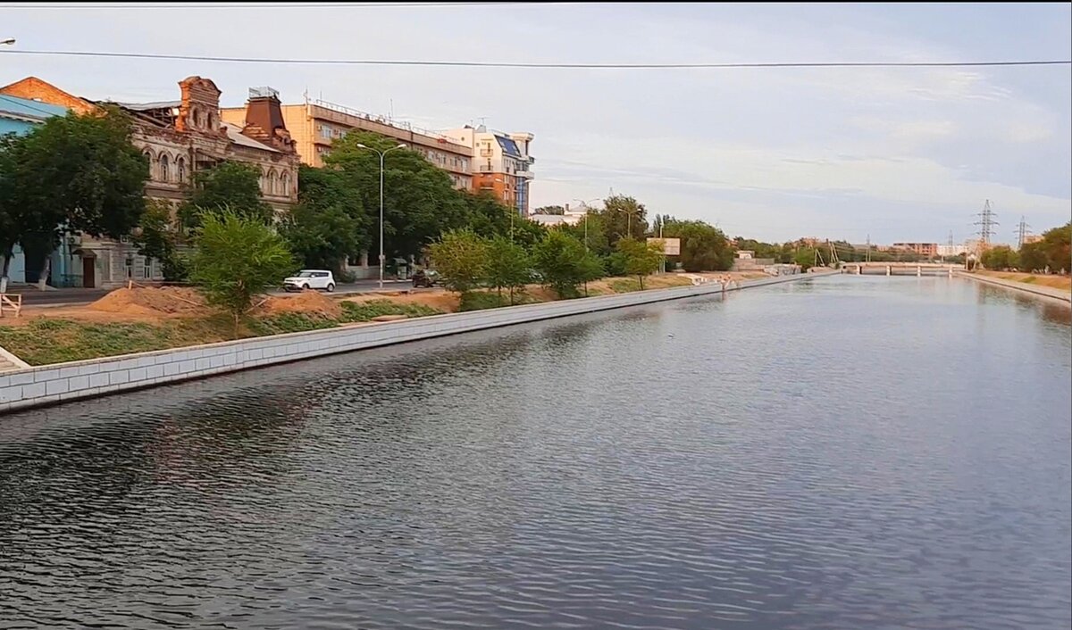 Канал им.Варвация, в самом центре Астрахани.