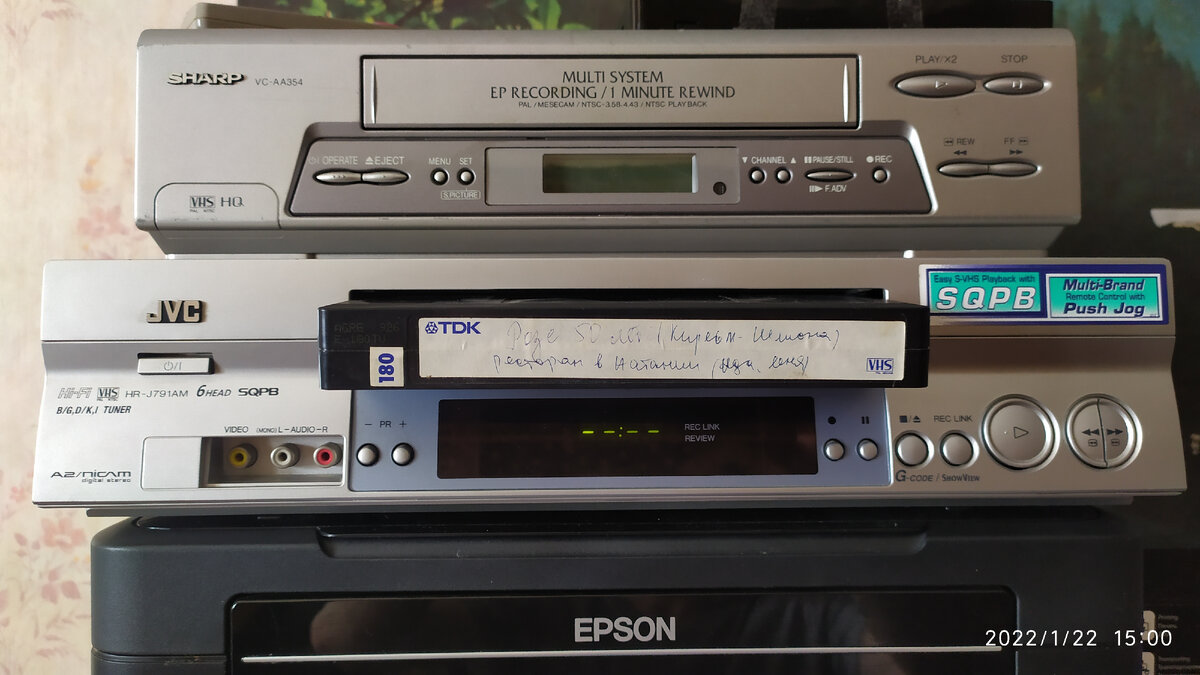 Два неплохих японских аппарата фирм JVC и Sharp. Оба в отличном техническом состоянии.