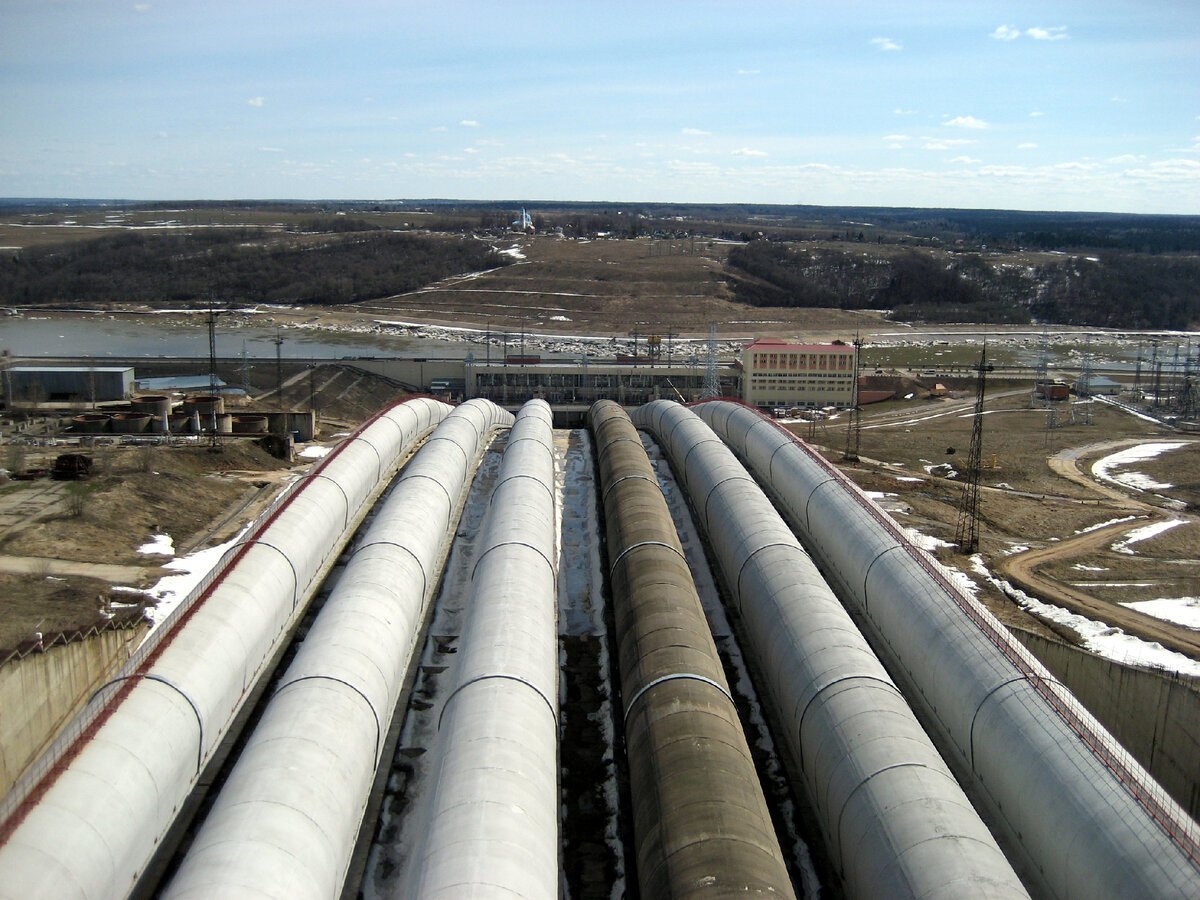 © Сайга20К / Wikimedia Commons / CC BY-SA 3.0 (Водоводы Загорской ГАЭС)