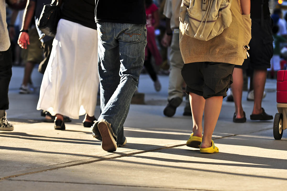 Тряска всю дорогу. Люди идущие по улице ноги. Фото ног людей идущих по улице. Фото ног на улице с людьми. Миграция в России 2022.