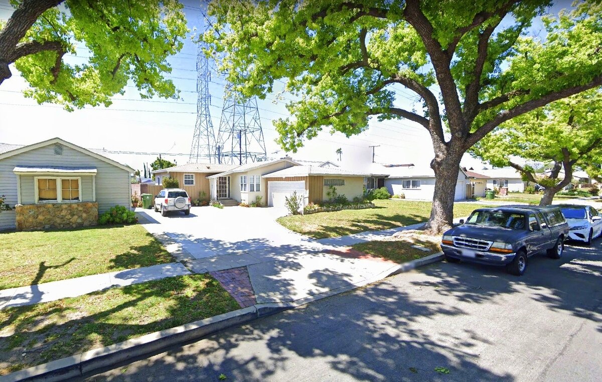 Дом Марти Макфлая. 9303 Roslyndale Ave, Pacoima, CA 91331, США