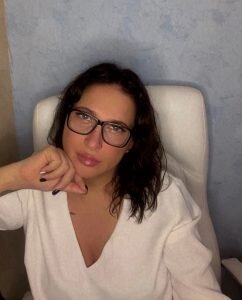 Снижение слуха началось примерно в 25 лет. Я работала в банке и стала замечать, что коллеги меня часто окликают по несколько раз, хотя я нахожусь на небольшом расстоянии от них. Потом мой муж стал обращать внимание на то, что я часто переспрашиваю, и говорил, что я невнимательна, поэтому не слушаю, что мне говорят. Я не придавала значения тому, что часто переспрашиваю или вообще ухожу из контакта. Но, когда в 2013 г. мой коллега, разговаривая со мной в помещении на небольшом расстоянии, был вынужден повторять мне одни и те же предложения по несколько раз (дикция у него было нечеткая), я стала бить тревогу.