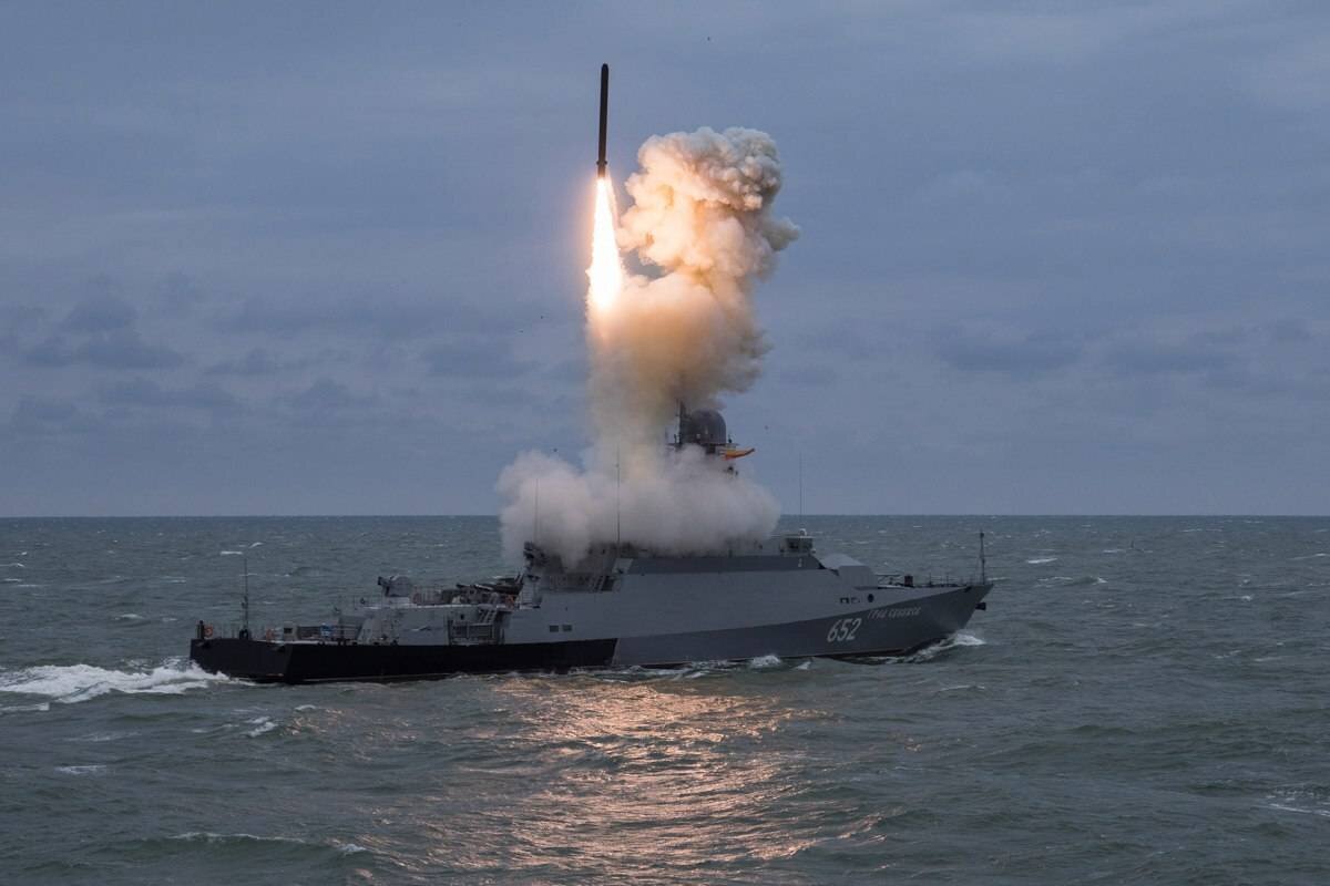 Пуск крылатой ракеты "Калибр"