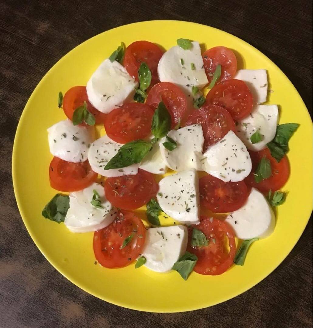 🇮🇹 Caprese (Капрезе) - лёгкая закуска из помидоров, моцареллы и базилика  | Овкусе.ру - Ежедневная готовка в радость! Пошаговые рецепты с фото | Дзен