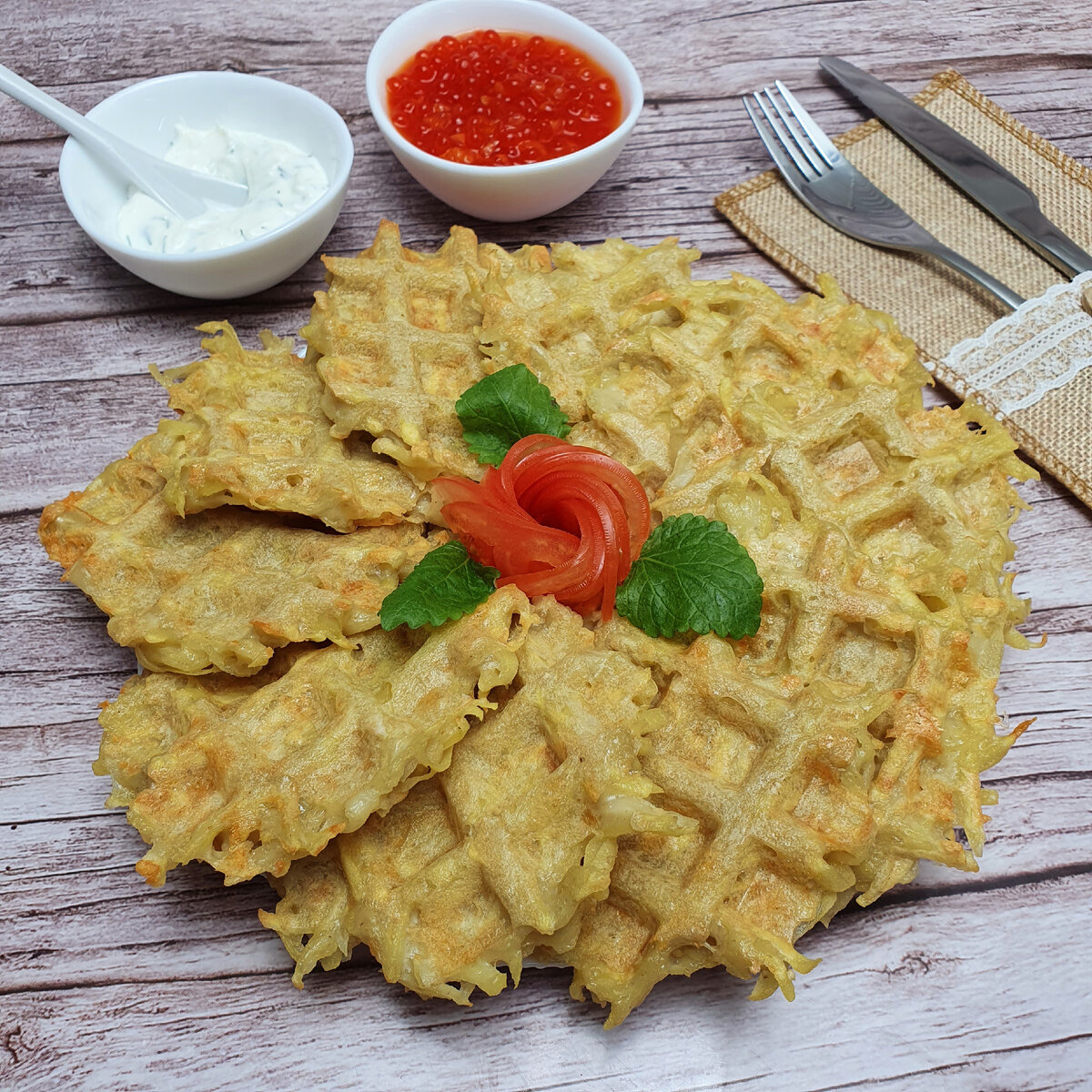 Картофельные вафли с курицей и грибами