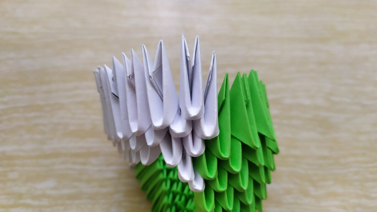 Этот мастер-класс расскажет как сделать поделку из модульных оригами - лягушку.