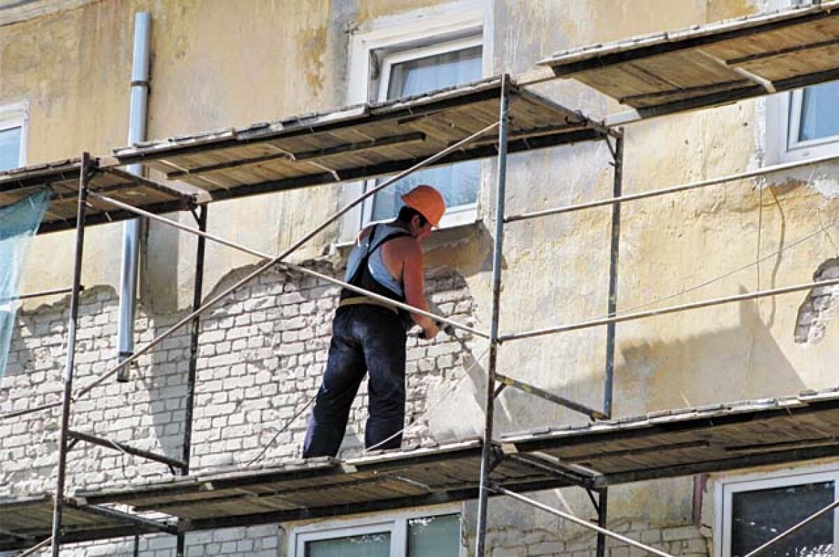    Житель Омска получил серьёзную травму после падения штукатурки на голову