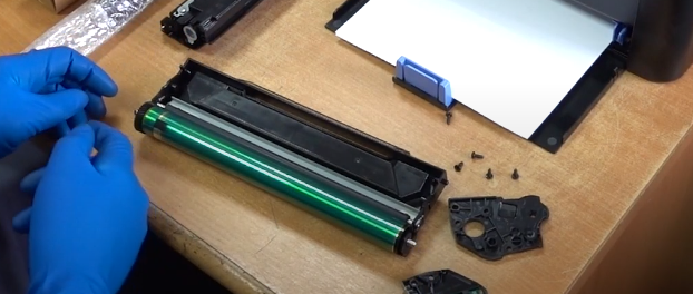 Вытаскиваем ось из фотобарабана