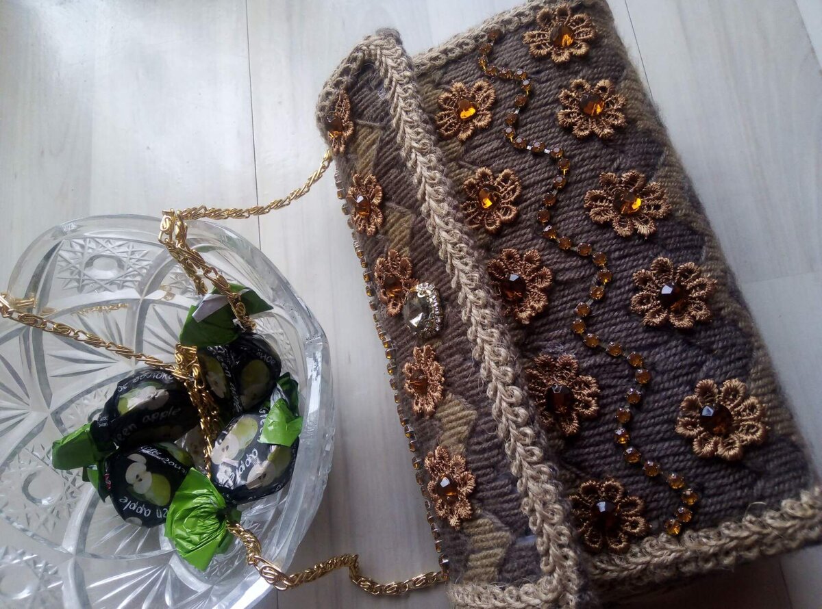 Рядом с конфетницей сделала фото для наглядности. 