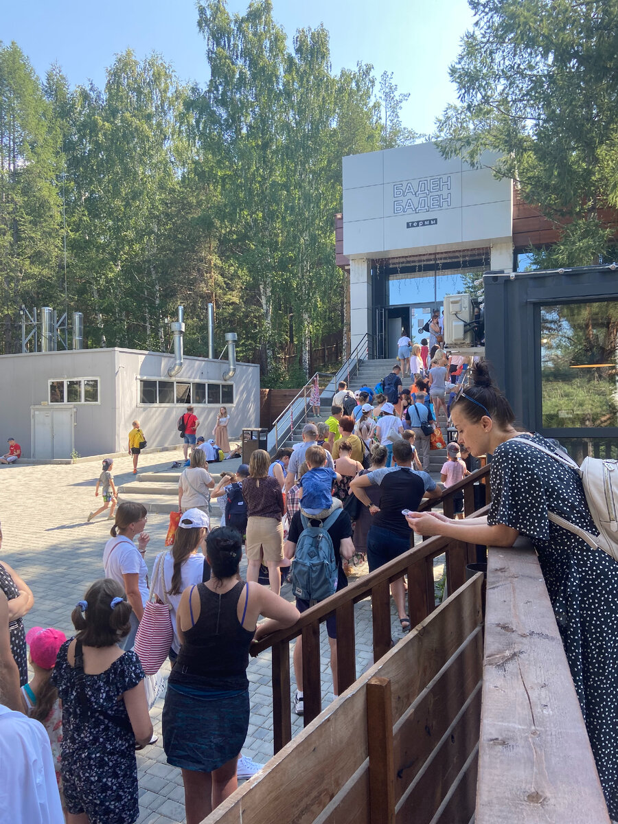 и это лишь малая часть очереди. 