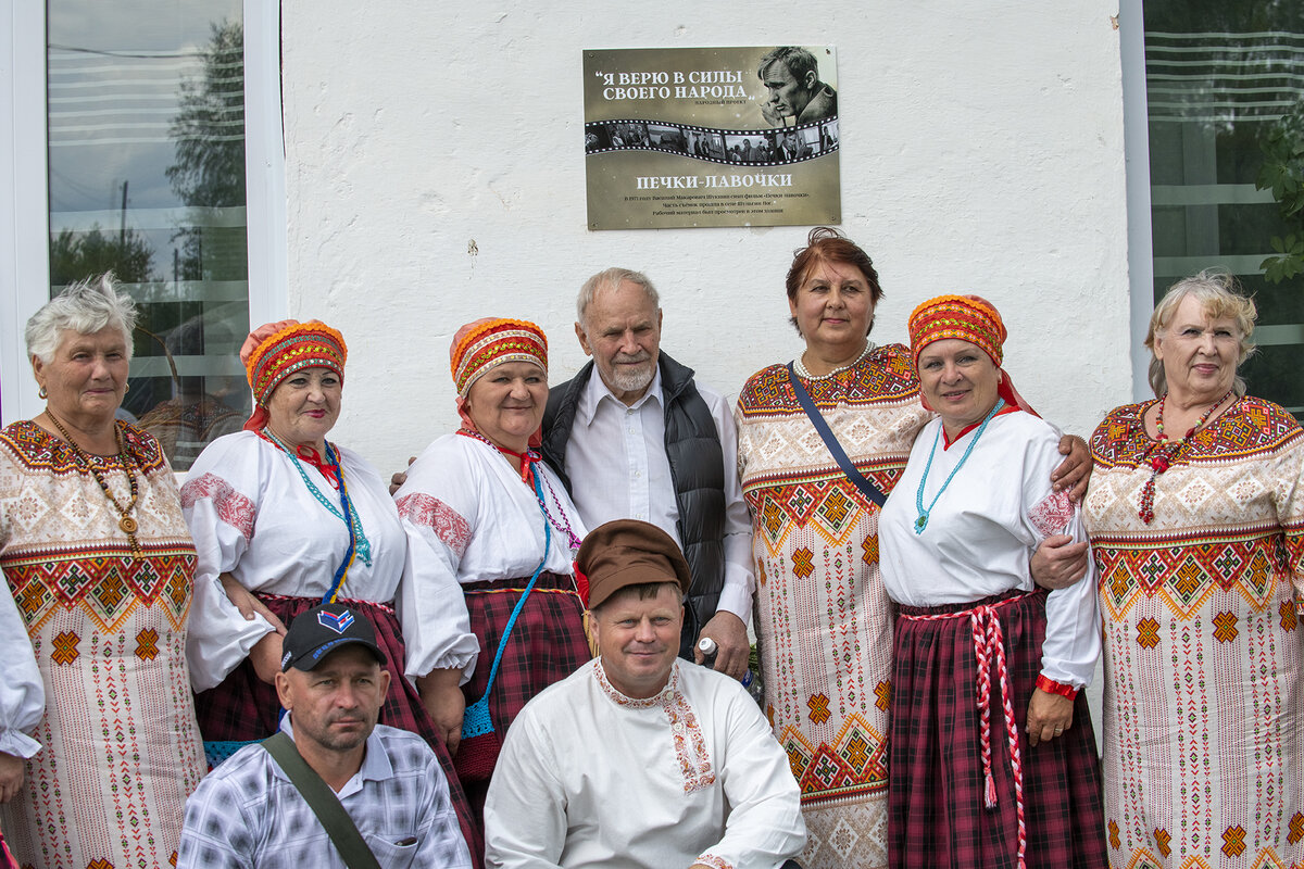 Съёмка на фоне сельского ДК.