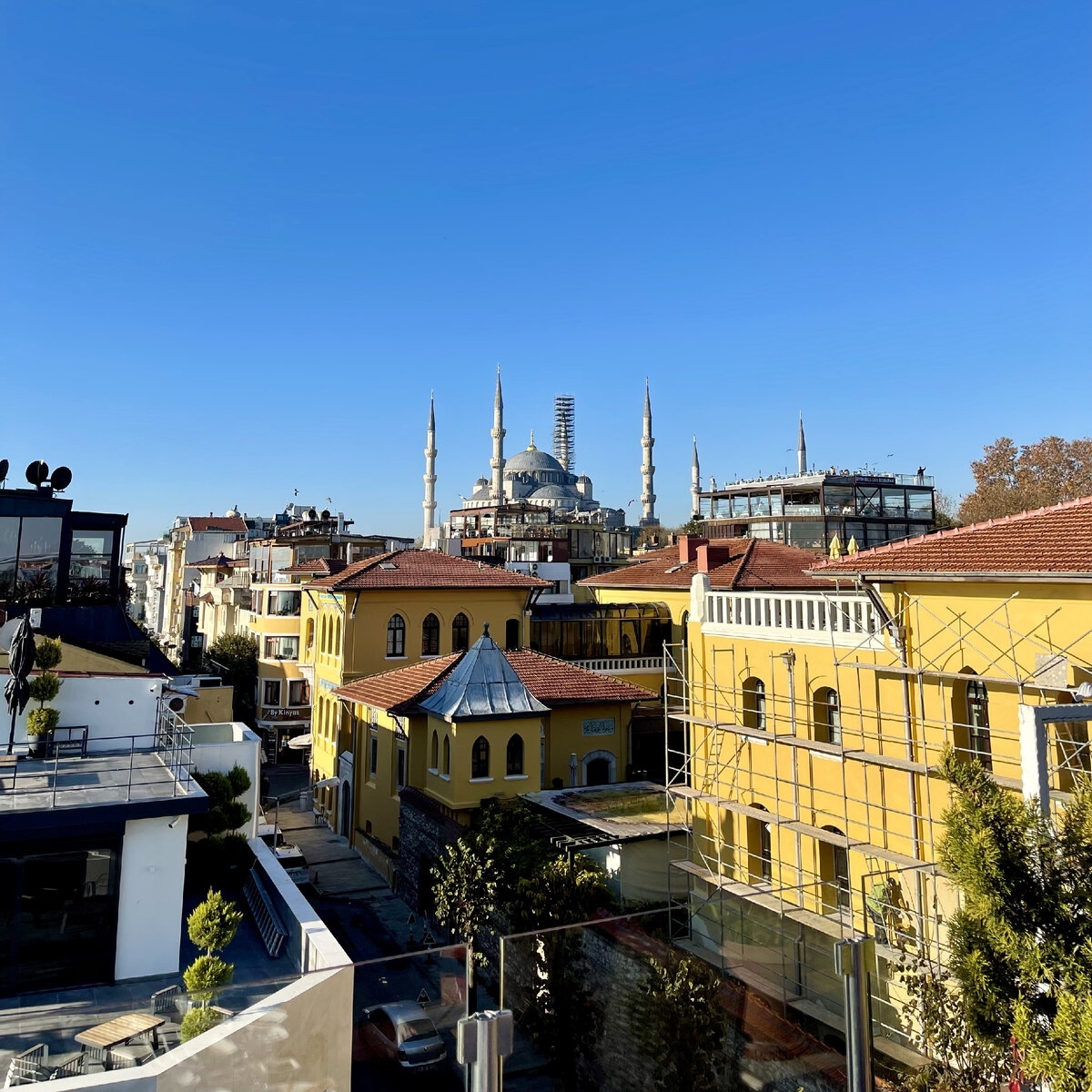 Голубая мечеть, возвышающаяся над зданиями в районе Фатих