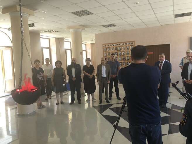 В Степанакертской школе с обучением на русском языке состоялась церемония передачи учебников. Фоторепортаж