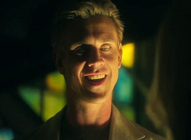 Жутковатый Бойд Холбрук в сериале «Песочный человек»