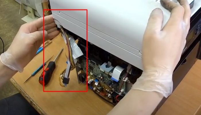 Фото 25. Нужно снять эту верхнюю крышку, предварительно отключив шлейф