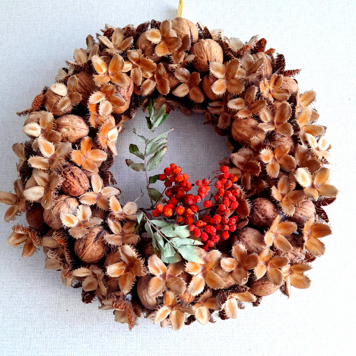 Последним в августе был веночек из орешков бука к Ореховому Спасу, который  украшает мою кухню всю осень