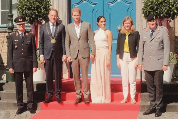 Фрагмент фотографии встречи принца Гарри и Меган в Дюссельдорфе из официального твиттера Invictus Games Dusseldorf 2023 (https://twitter.com/InvictusGamesDE): «Герцогов Сассекских приветствовали мэр Келлер, статс-секретарь Меллер, бригадный генерал Марсталлер и генерал Лаубенталь»