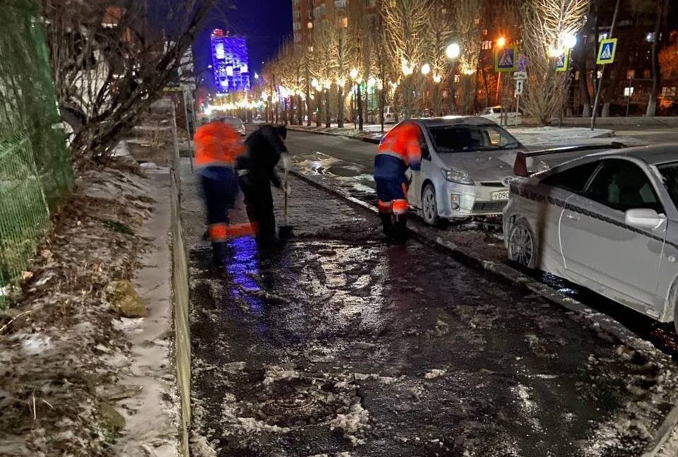     Рабочие продолжают бороться со льдом на дорогах и тротуарах Владивостока.  МБУ «Содержание городских территорий»