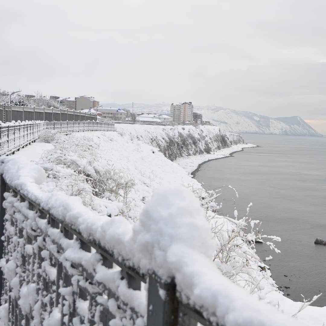 Для местных жителей стало неожиданное утро вторника, 7 февраля в курортном городе выпал снег. Для многих Россиян это покажется обычным явлением. Но только не для Анапы. Для водителей это настоящая трагедия, у многих даже нет комплекта зимней резины, поэтому аварии на дорогах неизбежны. Это показывает опыт прошлых лет. Общественный транспорт ходит с опозданием, а частные автобусы, которые возят жителей по обычному маршруту, вообще не выходят в рейс. 