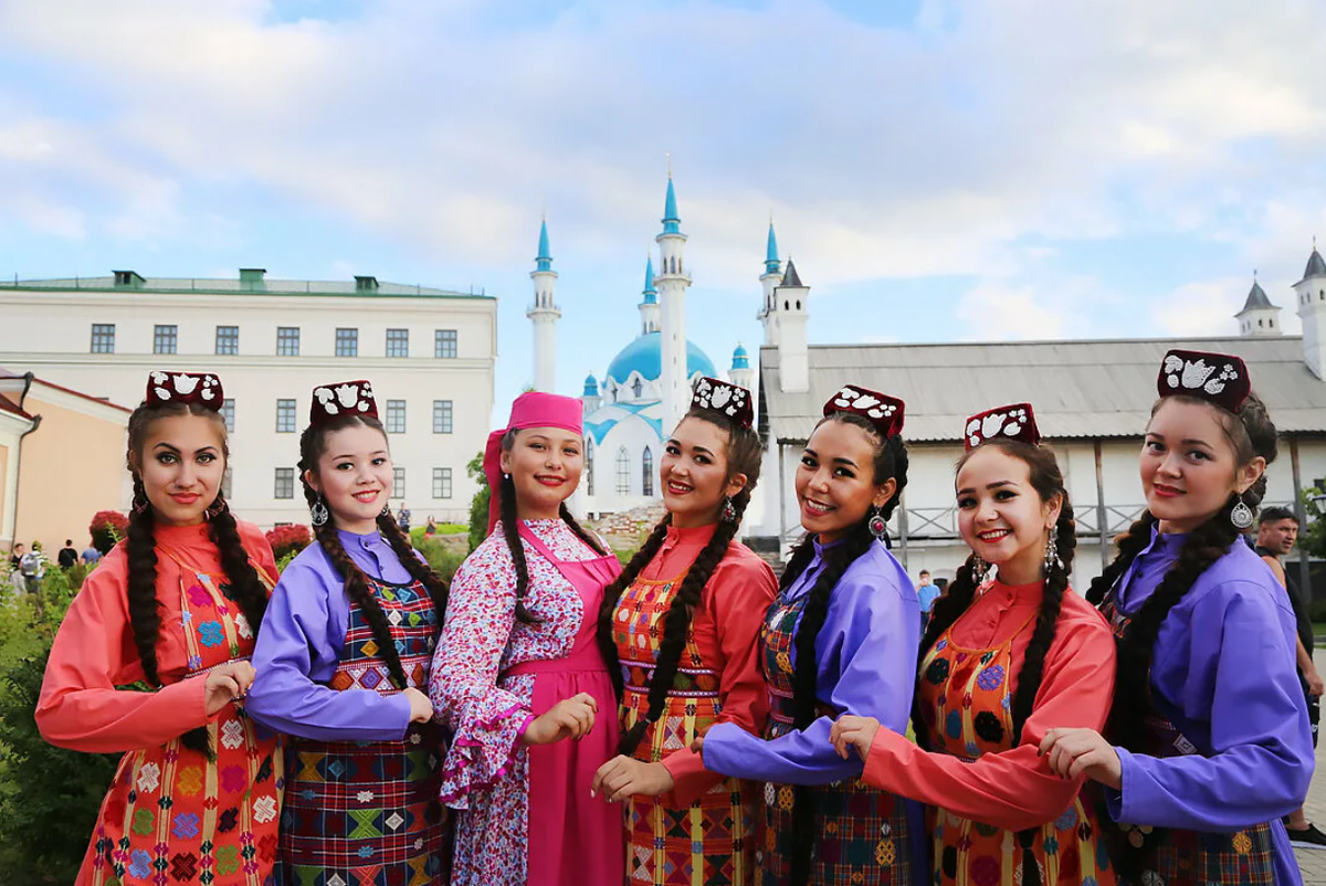 Человек проживает в уфе. Народы России татары. Народ Татарстана татары. Казанские татары народ Поволжья. Поволжские татары