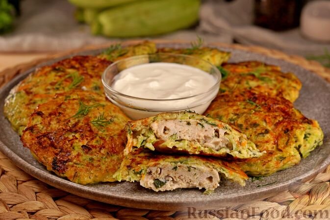 кабачки, фарш куриный, морковь, яйца, мука, зелень укропа, лук зелёный, соль, перец чёрный молотый, масло растительное, приправа для курицы