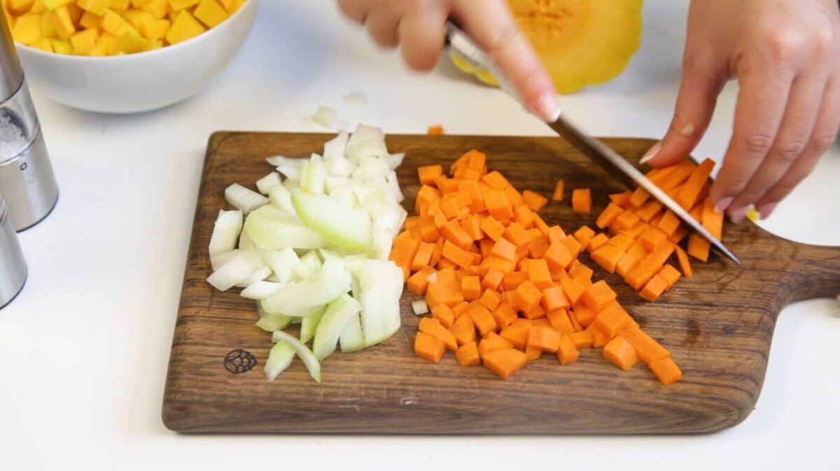 Ингредиенты (на большую кастрюлю): • 500гр очищенной тыквы
 • 1 маленькая луковица
 • 1 крупная морковь
 • 400гр белой консервированной фасоли
 • 3 ст.л.-2