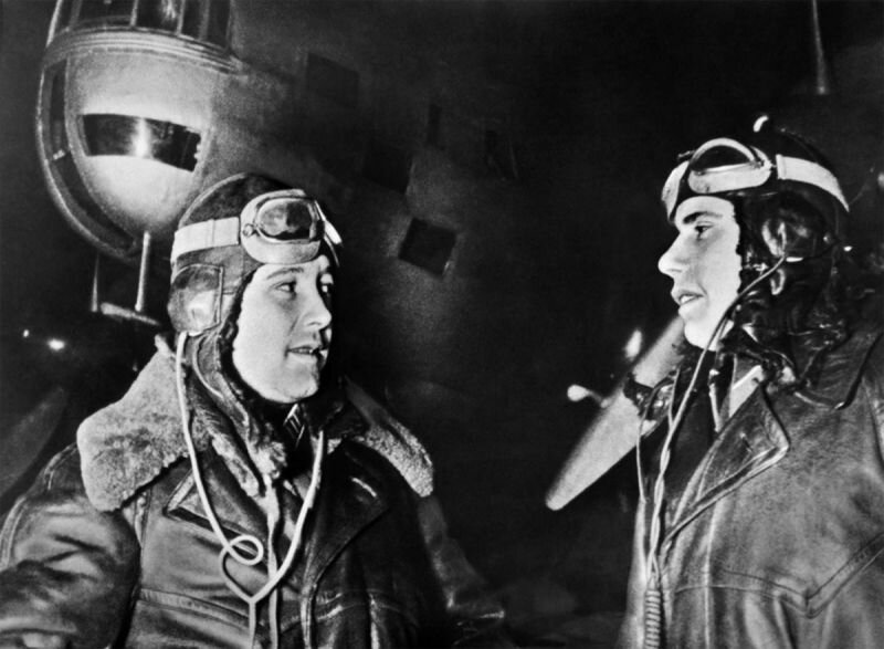 Герои Советского Союза командир 1-го минно-торпедного авиаполка  ВВС ВМФ полковник Евгений Николаевич Преображенский и флагманский штурман полка капитан Петр Ильич Хохлов у самолета ДБ-3 перед очередным вылетом на бомбардировку Берлина. Аэродром Кагул, остров Сааремаа (Эзель). 15.08.1941. Автор: Алексей Межуев