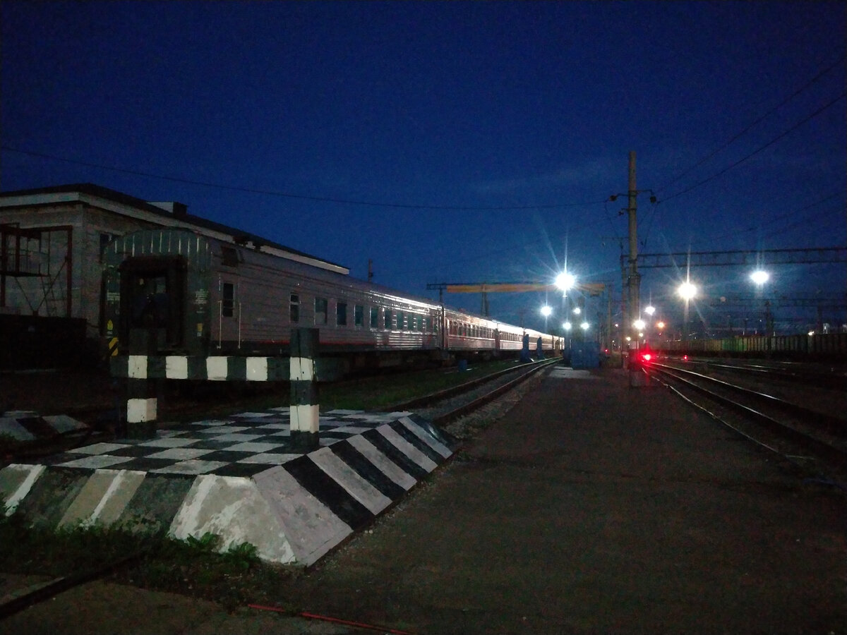 Кто-то в небе разлил чернила, голубую закрасив высь... 