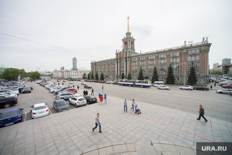 Взять в екатеринбурге. Екатеринбург площадь 1905. Площадь 1905 года мэрия Екатеринбург. ЕКБ площадь 1905 года Омега. Здание на площади 1905 года Екатеринбург.