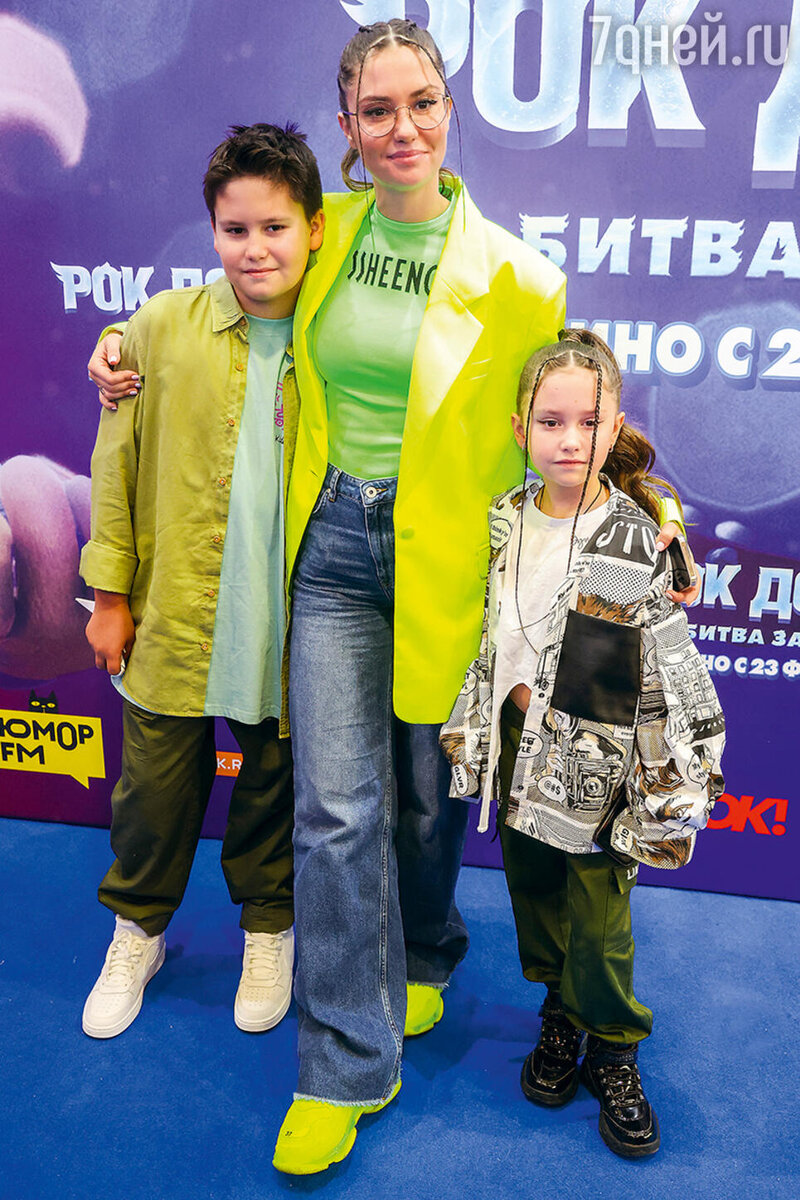    Агата Муцениеце с сыном Тимофеем и дочкой Мией Legion-Media