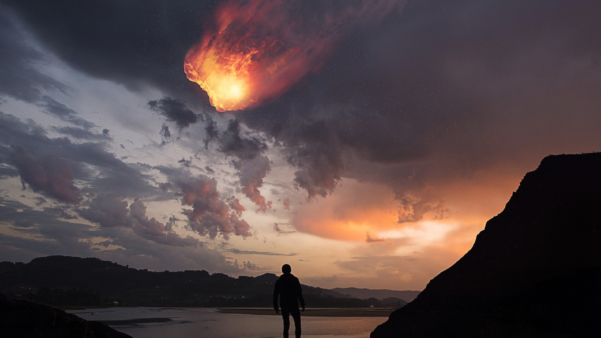 Метеорит сгорает в атмосфере Земли. Маленькая песчинка, но очень впечатляющая