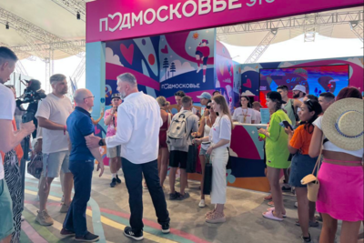    Сергей Кириенко посетил стенд Подмосковья на фестивале «Таврида.АРТ» © Пресс-служба Министерства информационных и социальных коммуникаций Московской области
