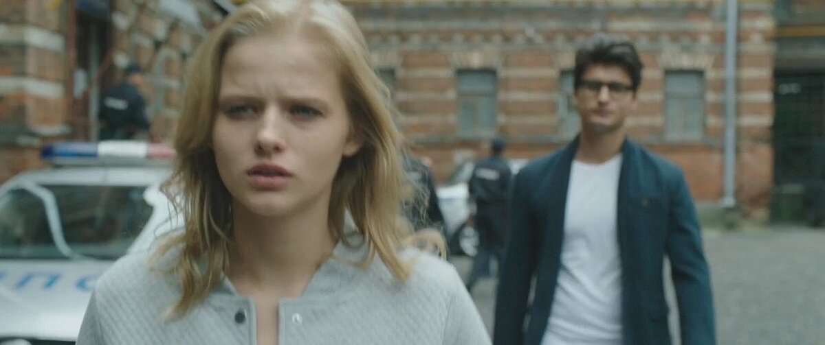 Кира выходит  из участка после обнажения. Артем, Федя и Женя пытаются с ней пообщаться, но она от них убегает.