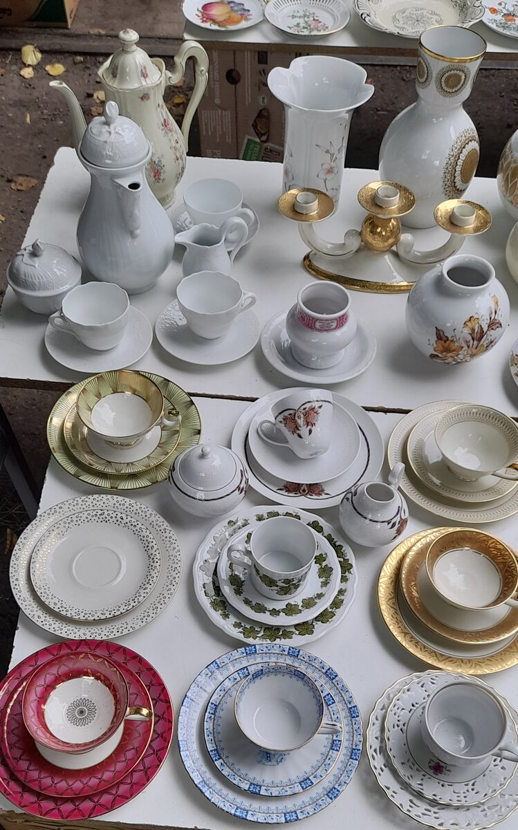 Наверху кофейник и старинный чайник.Вот они поближе.