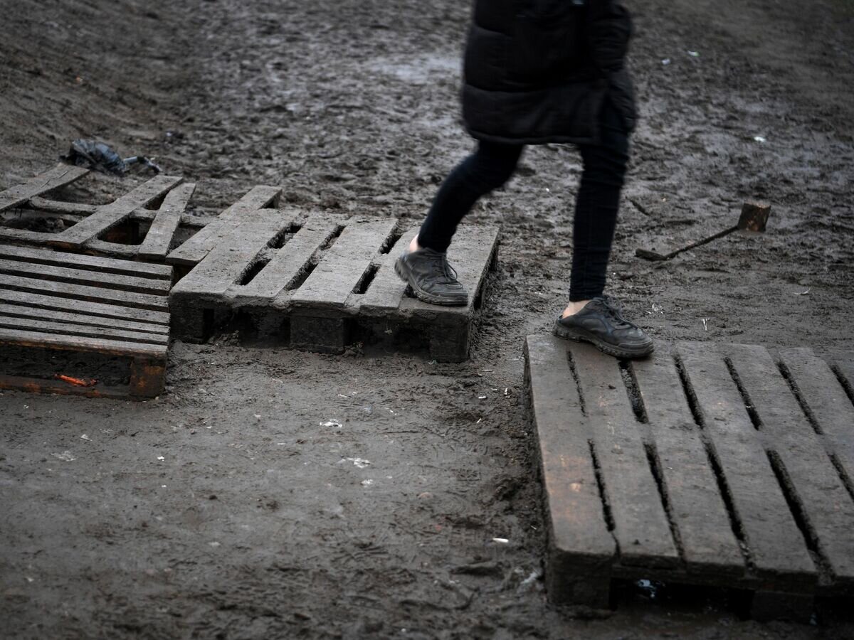    Мигрант в центре временного содержания мигрантов, оборудованном в логистическом центре в пункте пропуска "Брузги"© РИА Новости / Павел Бедняков