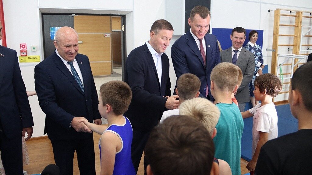     В Хабаровске с рабочим визитом побывал первый заместитель председателя Совета Федерации РФ, секретарь Генсовета партии «Единая Россия» Андрей Турчак, которому показали, как в краевой столице реализуются социальные проекты.