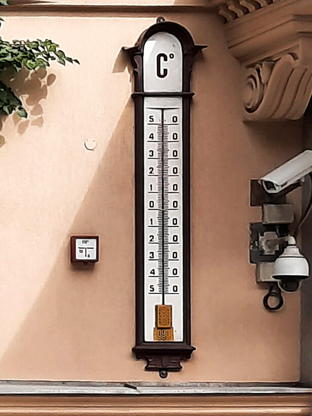 Уличный термометр на стене здания Банка России, ул. Неглинная, 12кБ