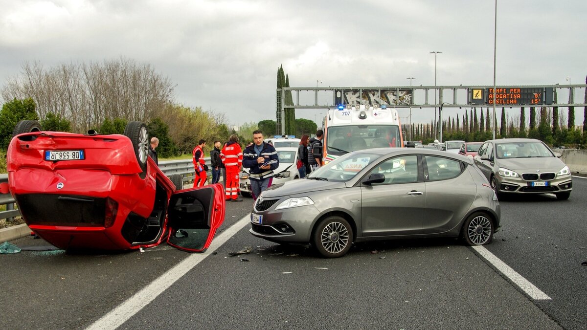    В центре Ростова у училища олимпийского резерва произошло ДТП с участием трех автомобилей, видео появилось в местном Telegram-канале.