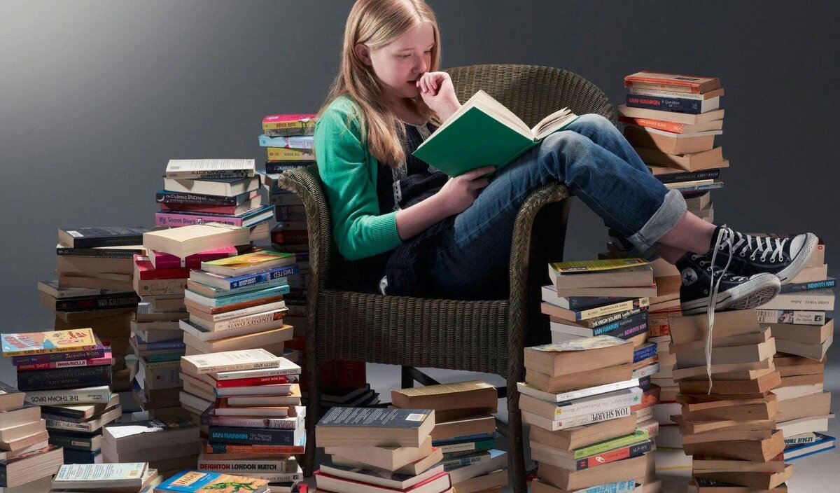 Книги. Много книг. Куча книг. Подросток с книгой.