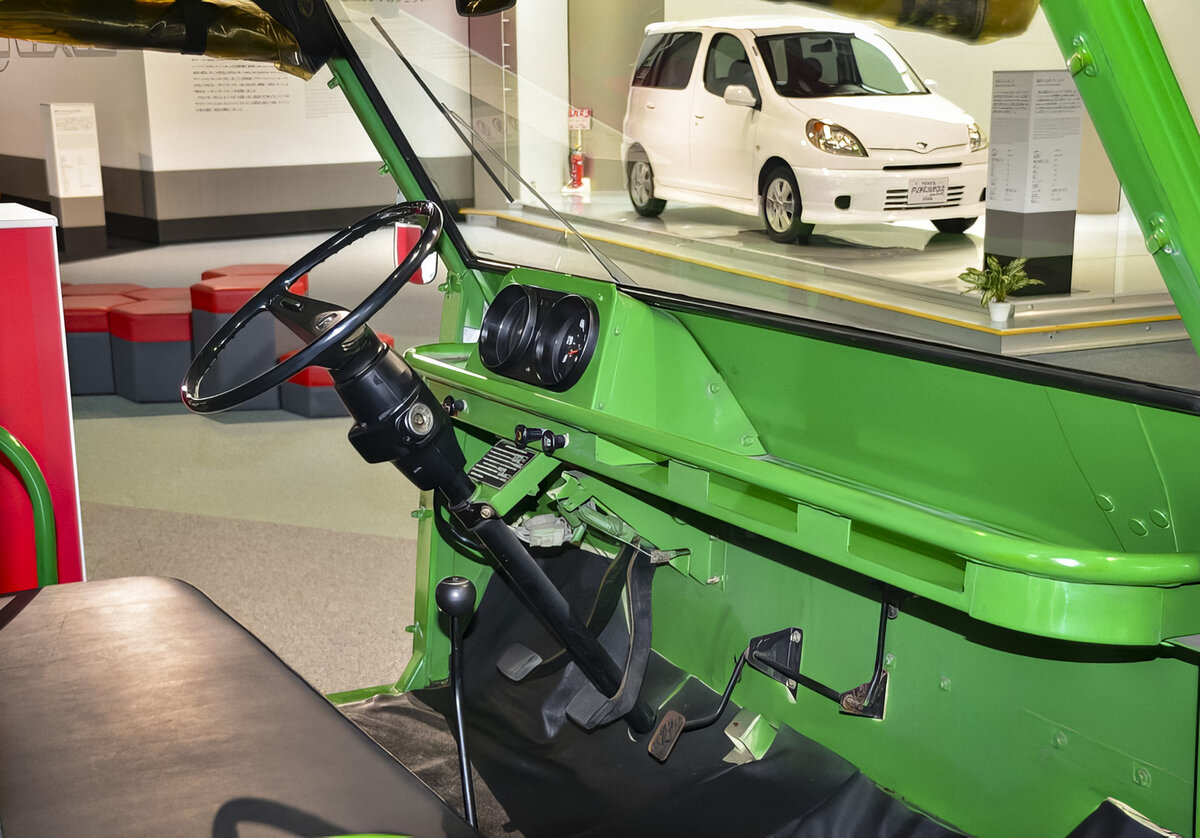    Салон? Какой такой салон? Удобствами здесь и не пахнет. Главное, что неприхотливый и, очевидно, выносливый автомобиль при собственной массе немногим менее тонны способен брать на борт до 750 кг груза.   
Wikipedia