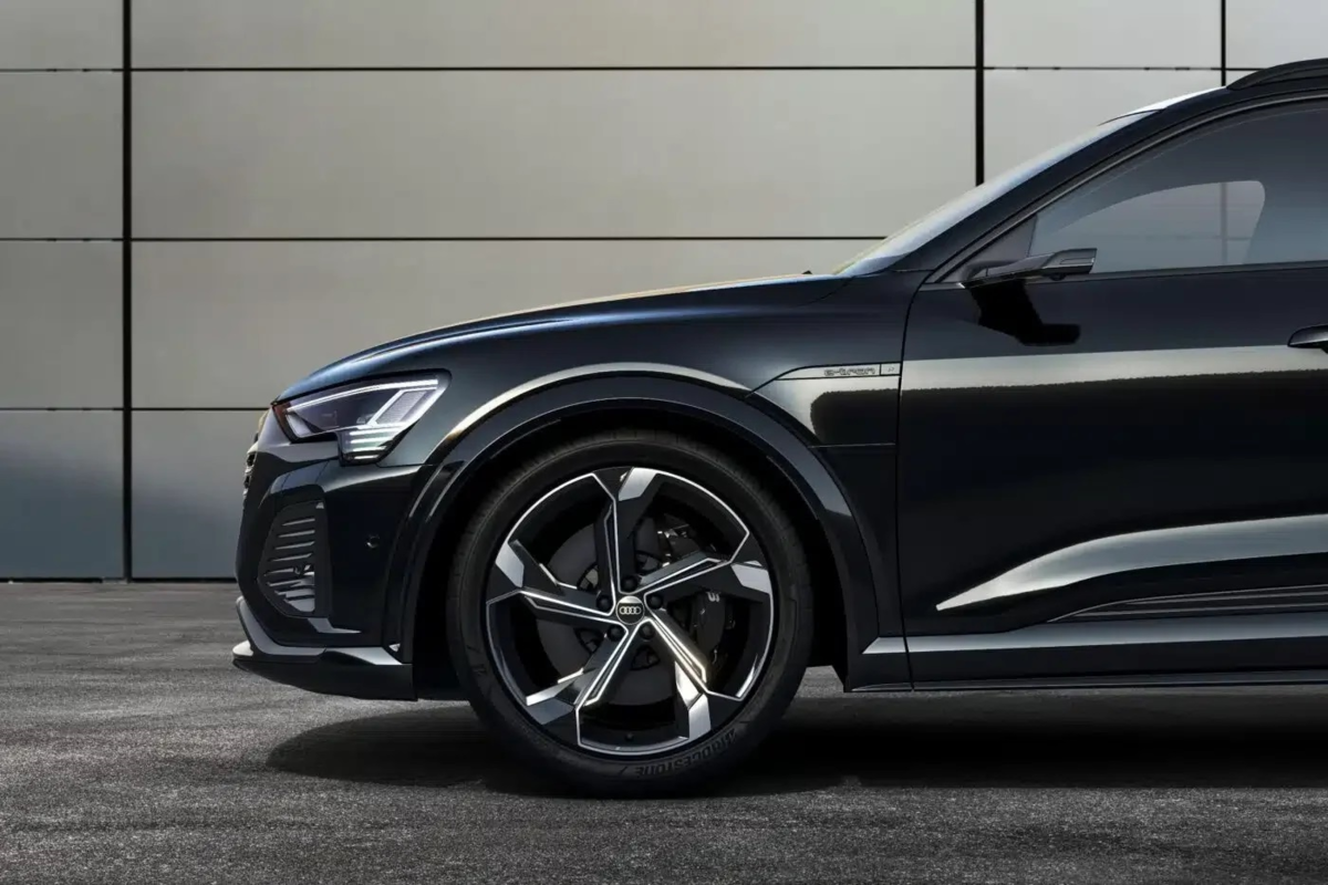 Стоит ли покупать ауди в 2024. Audi e-tron 2024. Ауди кватро 2024. Audi q8 e-tron. Audi a8 2024.